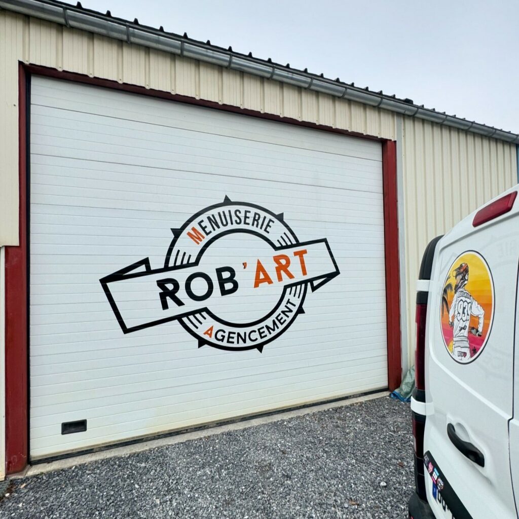 Réalisation publicitaire d'un adhésif de logo pour la Menuiserie Rob'Art (Armoy - 74)